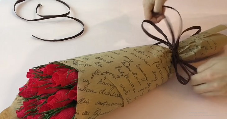 Cách làm một bó hoa hồng hoàn chỉnh bằng giấy nhún -b10