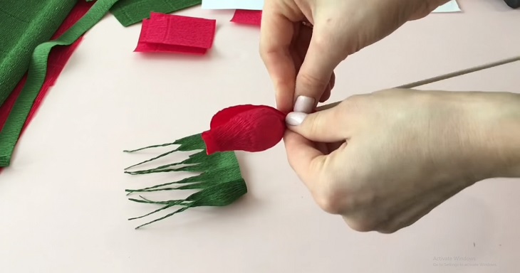 Cách làm một bó hoa hồng hoàn chỉnh bằng giấy nhún -b7